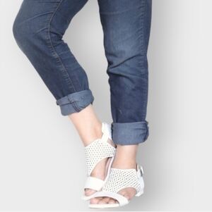 INDIANA WOMENS WHITE LOW HEEL SANDALS MADE IN BRAZIL SIZE 40